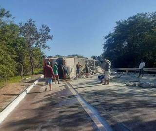 Carreta de cimento tomba e impede tr&acirc;nsito em trecho da BR-262