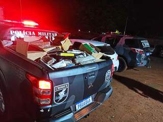 Caixas de papelão com as drogas foram apreendias e colocadas na viatura da Polícia Militar. (Foto: Divulgação/PM)