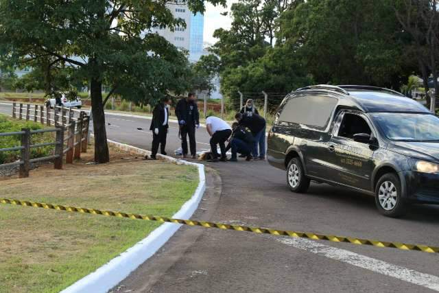 Mulher morre ao subir em cap&ocirc; de carro para impedir namorado b&ecirc;bado de dirigir