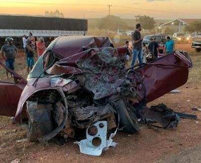 Empres&aacute;rio morre e jovem fica ferido ap&oacute;s colis&atilde;o de carro em carreta 