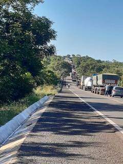Carreta de cimento tomba e impede tr&acirc;nsito em trecho da BR-262