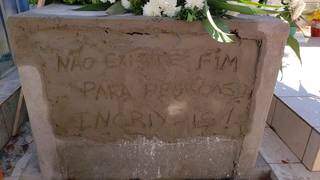 Frase escrita por Mariana Vitória em rede social foi reproduzida por amigas na sepultura da jovem (Foto: Direto das Ruas)