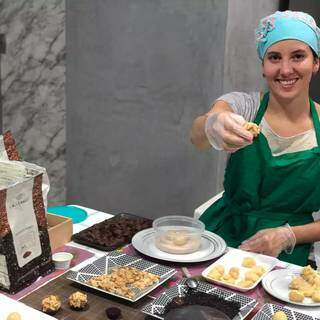 Depois do expediente, Rafaela faz doces com chocolate belga. (Foto: Arquivo Pessoal)