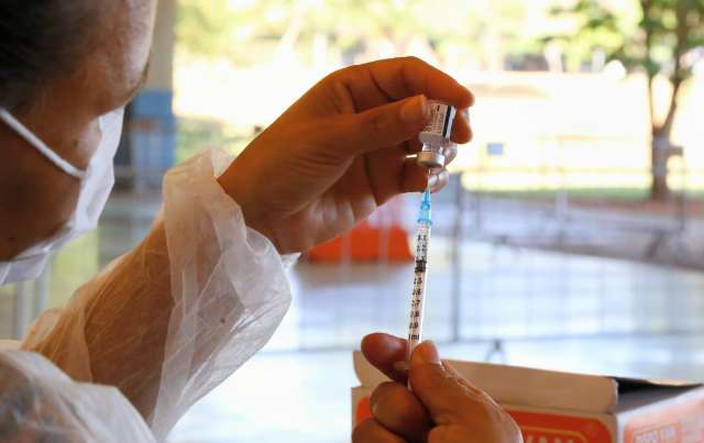 Vacina&ccedil;&atilde;o segue s&oacute; com 2&ordf; dose da Astrazeneca