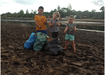 &ldquo;N&atilde;o pode jogar lixo&rdquo;, ensinam crian&ccedil;as ao catar 5 sacos de latinhas em lago 