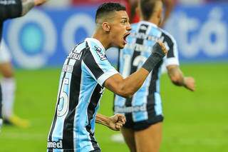 Ricardinho jogador do Grêmio comemora seu gol durante partida contra o Internacional no estádio Beira-Rio pelo campeonato Gaúcho 2021. (Foto: Estadão Conteúdo) 