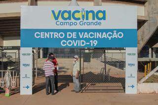 Vacinação não registrou filas ness manhã em vários locais, entre eles o ginásio Guanandizão (Foto: Marcos Maluf)