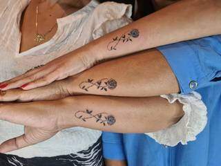 Tatuagem escolhida pelas amigas foi um infinito para simbolizar a &#34;eterna amizade&#34;. 