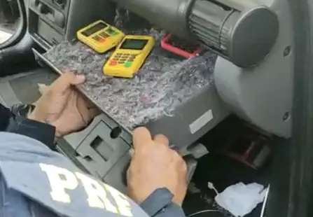 Membro de grupo que aplicava golpe do cart&atilde;o clonado &eacute; preso com 16 maquininhas