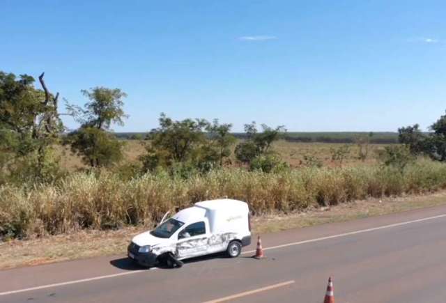 Carro que transportava 2 mil vacinas bate com carreta bitrem na BR-163