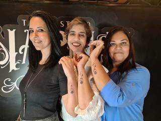 Andrea, Kátia e Regina após a tatuagem feita em estúdio da cidade. 
