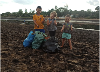 Kael, Liz e Helena encheram cinco sacolas de latinhas deixadas por frequentadores do lago (Foto: Direto das Ruas) 