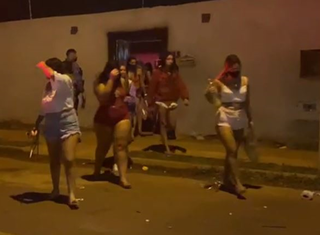 Mulheres saindo da festa no Bela Laguna que foi encerrada por equipes da Guarda Civil Metropolitana (Foto: divulgação / Guarda Municipal)