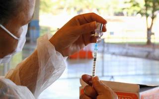 Dose da vacina contra a covid-19. (Foto: Kísie Ainoã)