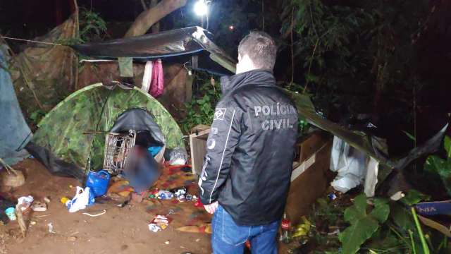 Mulher &eacute; encontrada morta com facada no pesco&ccedil;o; ex-marido &eacute; suspeito