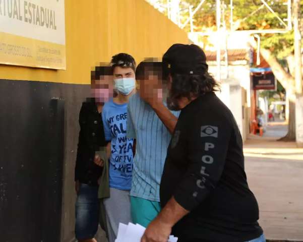 Ao colocar tornozeleira, jovem que atropelou e matou namorada prefere sil&ecirc;ncio
