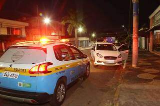 Veículo em que suspeito estava estacionado na contramão na Marechal Rondon. (Foto: Kísie Ainoã)