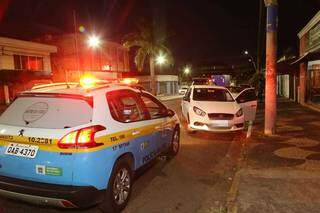 Veículo em que suspeito estava estacionado na contramão na Marechal Rondon. (Foto: Kísie Ainoã)