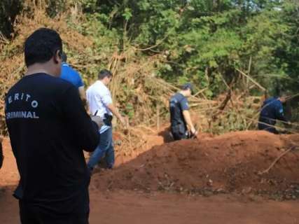 Corpo de homem com cal&ccedil;a abaixada &eacute; encontrado em c&oacute;rrego