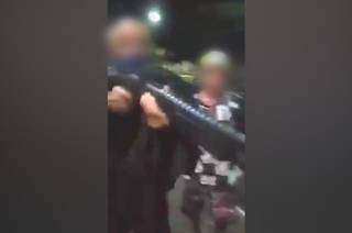 V&iacute;deo mostra policial atirando 2 vezes na frente de crian&ccedil;a durante abordagem