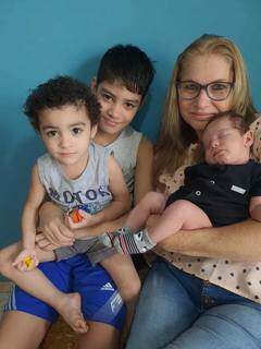 Ilma com três dos cinco netos: Pedro Henrique, Heitor e Daniel. (Foto: Arquivo Pessoal)