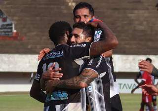 Jogadores do Operário comemoram gol marcado na rodada passada (Foto: Rodrigo Moreira)