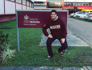 Marcos Vinício em frente à PUC-PR, onde cursava Medicina até ser assasinado (Foto: Reprodução das redes sociais)