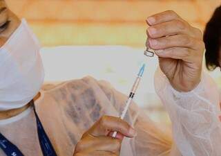 Profissional prepara dose de vacina da covid (Foto: Kísie Ainoã)