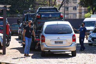 Veículos chegam à sede da PF após recolhidos em garagem na Avenida Bandeirantes. (Foto: Henrique Kawaminami)