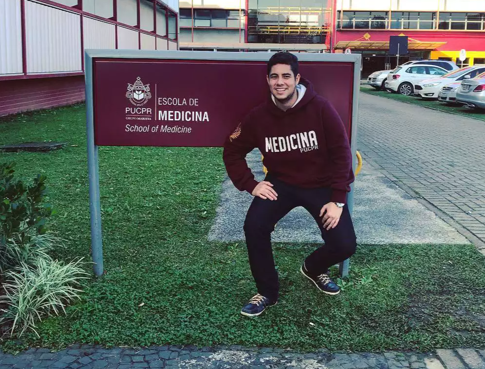 Marcos Vincio em frente  PUC-PR, onde cursava Medicina at ser assasinado (Foto: Reproduo das redes sociais)