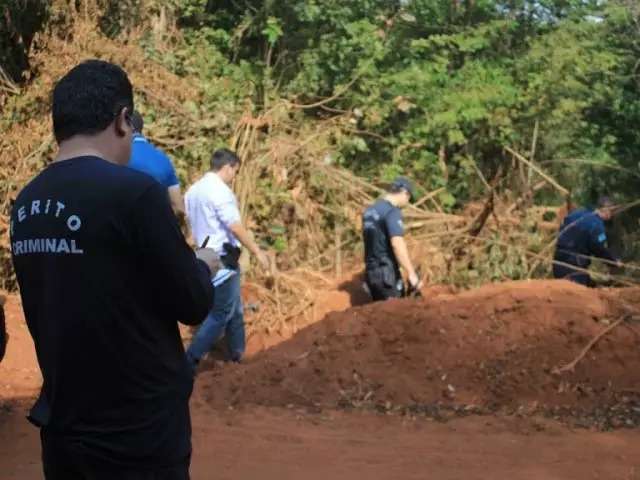 Corpo de homem com cal&ccedil;a abaixada &eacute; encontrado em c&oacute;rrego