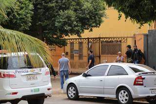 Perícia em frente a casa na Rua Ouro Fino, onde acusado de assassinato foi morto. (Foto: Kisie Ainoã)