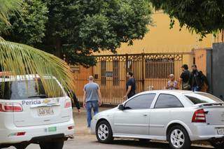 Perícia em frente a casa na Rua Ouro Fino, onde acusado de assassinato foi morto. (Foto: Kisie Ainoã)