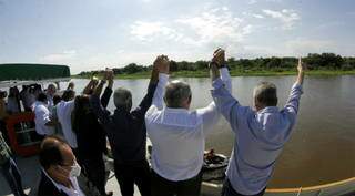 Durante passeio em local onde ponte será construída, autoridades deram &#39;abraço&#39; no rio Paraguai e comemoraram a obra (Foto: Chico Ribeiro/Ascom GovMS)