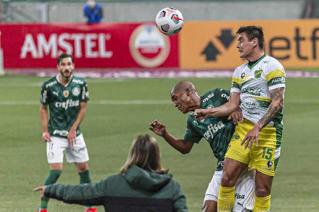 Palmeiras busca tr&ecirc;s vezes o empate, mas &eacute; superado pelo Defensa com gol no fim