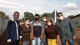 Valdomiro à esquerad sem máscara com equipe da Sas e os familiares em SP (Foto: Divulgação/Prefeitura)