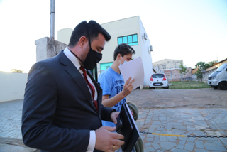 Rafael ao lado do advogado após sair da Unidade de Monitoramento Virtual, onde colocou a tornozeleira (Foto: Kisie Aionã)