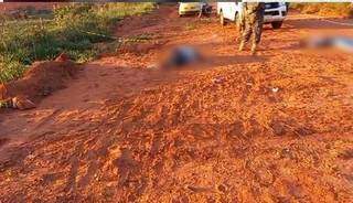 Homens foram mortos a tiros e corpos deixados em estrada vicinal (Foto: Direto das Ruas)