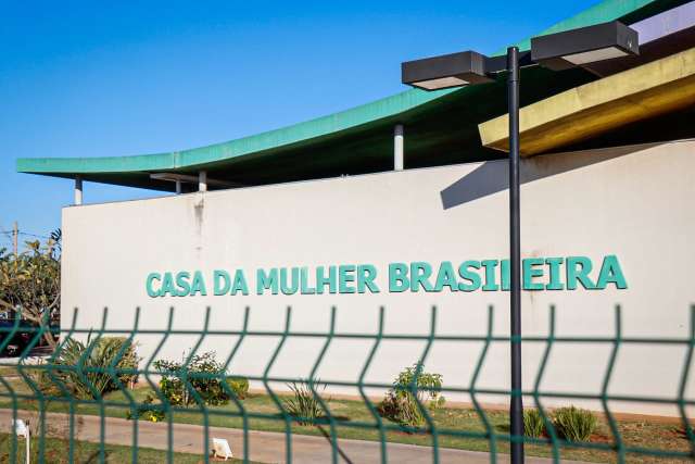 Homem quebra pote na cabe&ccedil;a da esposa e for&ccedil;a mulher a comer comida do ch&atilde;o