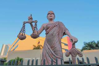 Estátua da deusa da Justiça em frente ao Fórum de Campo Grande. (Foto: Marcos Maluf)