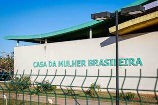 Homem quebra pote na cabe&ccedil;a da esposa e for&ccedil;a mulher a comer comida do ch&atilde;o