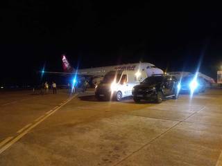 Avião da Latam em que as doses foram trazidas para a Capital, no começo desta noite. (Foto: Direto das Ruas) 