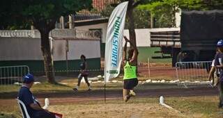 Atleta local em competição de salto que contou com o apoio da Fundesporte, em Campo Grande (Foto: Arquivo/Divulgação)
