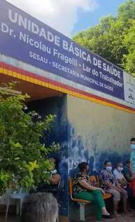 Marcada para 14h, vacina&ccedil;&atilde;o da covid come&ccedil;a antes e senha j&aacute; acabou em postos 