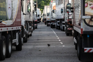 Governo lan&ccedil;a programa para caminhoneiros para conter amea&ccedil;as de greve