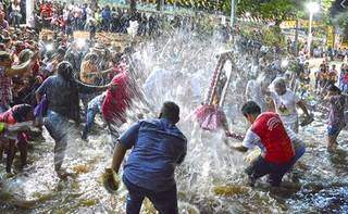 Momento em que fiéis dão banhos nos santos, no Rio Paraguai, (Foto: Diário Corumbaense)
