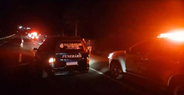 Mulher morre atropelada ao atravessar rodovia para encontrar marido