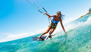Windsurf e kitesurf são alguns dos atrativos de turismo de aventura na praia cearense de Jericoacoara (Foto: Reprodução)
