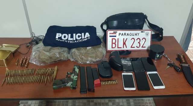 Pol&iacute;cia apreende armas e muni&ccedil;&otilde;es em buscas a autores de triplo homic&iacute;dio