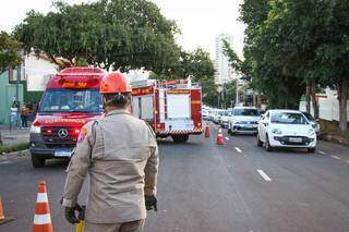 Motorista bate em carro estacionado e capota em plena Ant&ocirc;nio Maria Coelho 